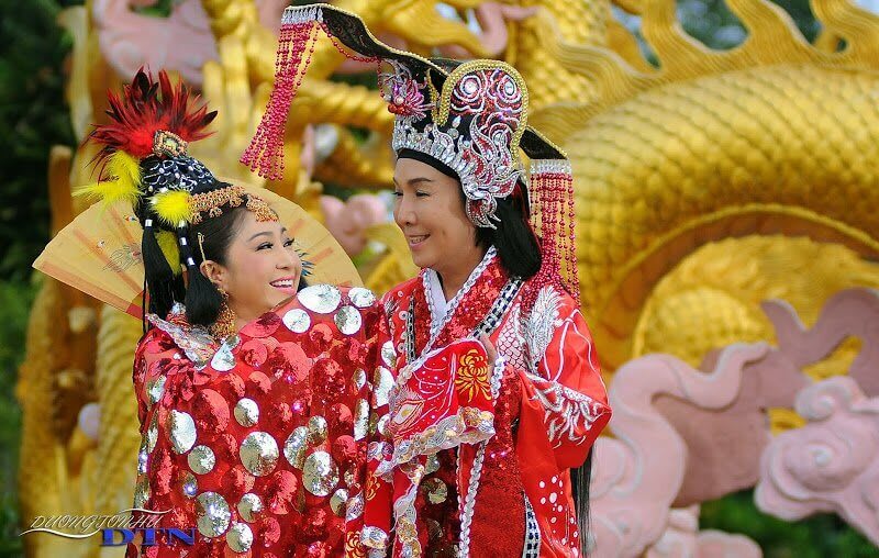 NSƯT Vũ Linh với Tần Chiêu Đế Đại Chiến Ngũ Hồ 3 NSƯT Vũ Linh và NSƯT Thoại Mỹ trong Tần Chiêu Đế đại chiến ngũ hồ. Ảnh: Đại Nam Production